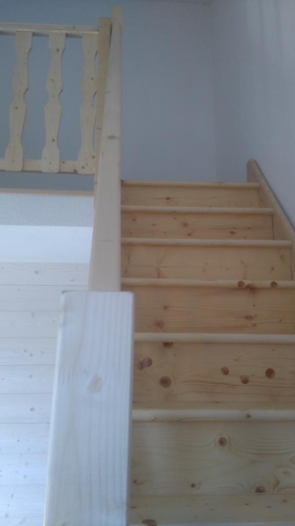 Escalier permettant l'accès à une mezzanine créée dans les combles