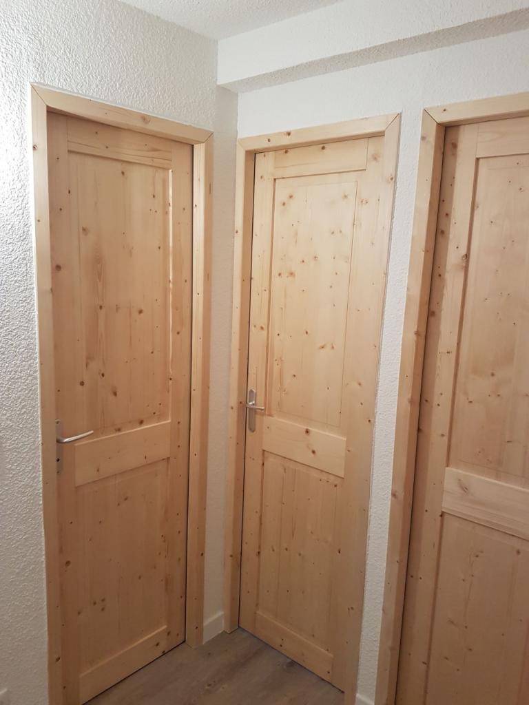 Mise en place de portes en bois