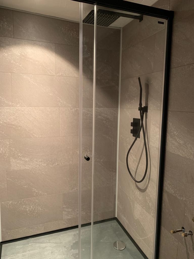 Cabine de douche avec revêtement PVC